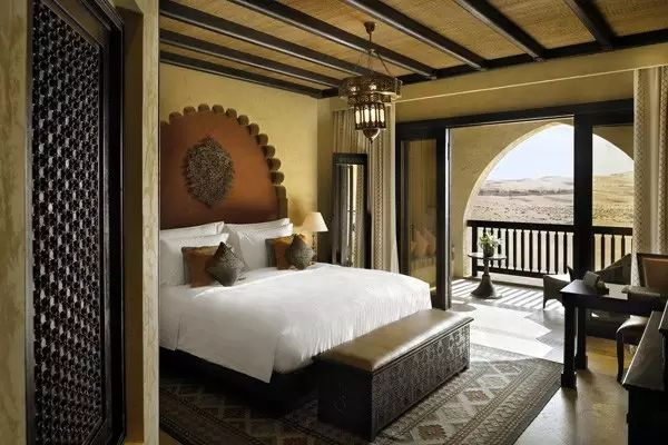 美宿<br/>躺在风情的阿拉伯客房，欣赏壮丽的沙漠美景