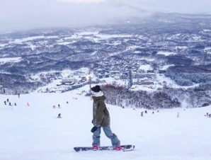 体验<br/>私人滑雪指导，畅游富良野滑雪场