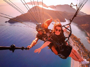 体验<br/>愿望清单之一，费特希耶高空滑翔伞飞跃地中海