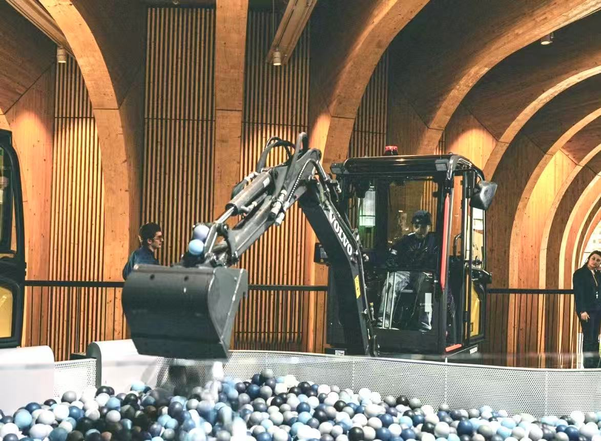  体验<br/>在沃尔沃的奇妙世界，让孩子亲手触摸安全与创新的脉搏