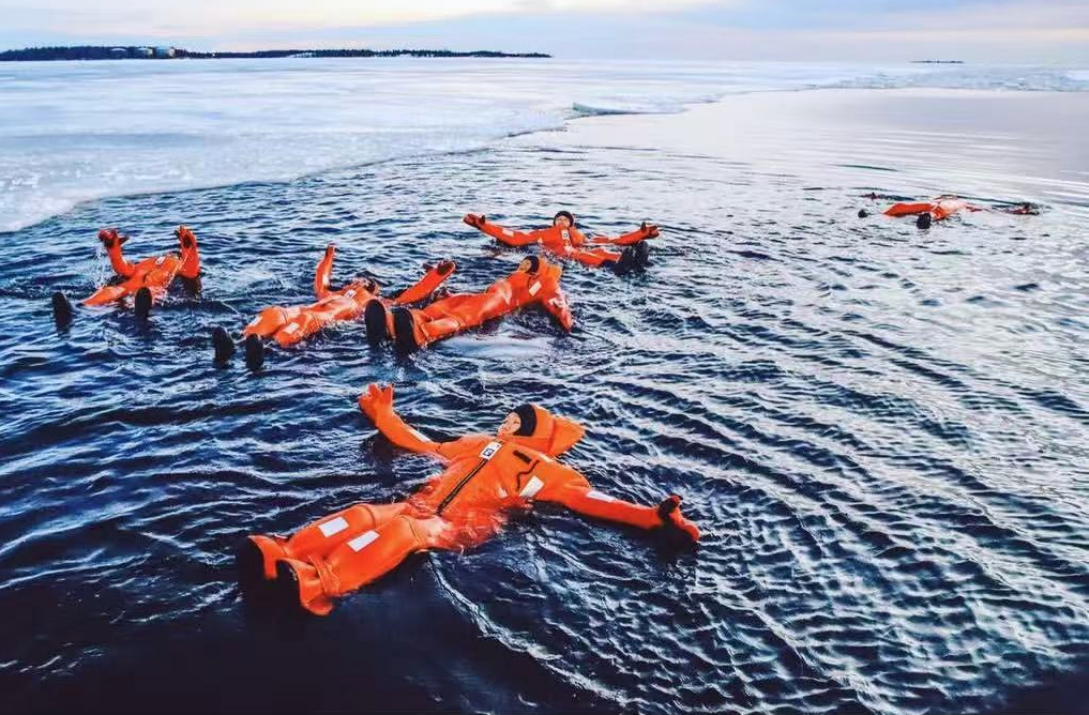 体验<br/>极地必体验|！ 登上破冰船，向冰封海湾出发