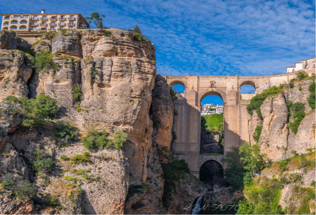 浏览<br/>沉浸悬崖上的私奔之城，一桥横跨千年时光